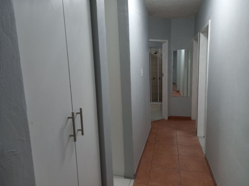 Sharing 3-bedroom And 1-bathroom Apartment In Pretoria West - Photo 4