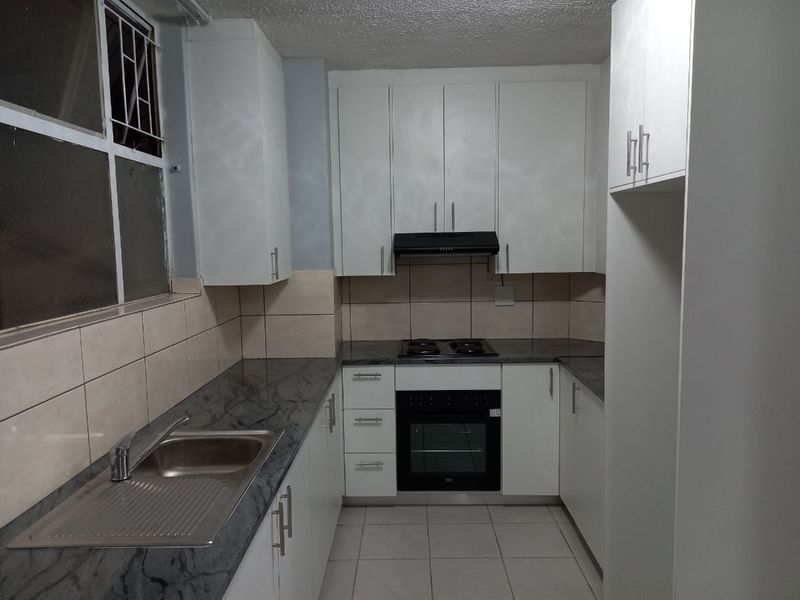 Sharing 3-bedroom And 1-bathroom Apartment In Pretoria West - Photo 2