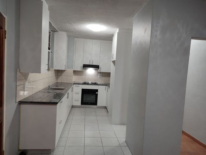 Sharing 3-bedroom And 1-bathroom Apartment In Pretoria West - Photo 3