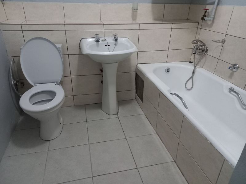 Sharing 3-bedroom And 1-bathroom Apartment In Pretoria West - Photo 5