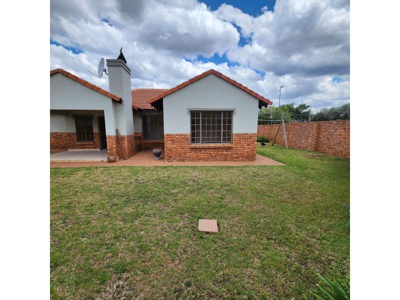 Beautiful 3-bedroom And 2-bath Townhouse At  Montana Tuine, Pretoria - Photo 2