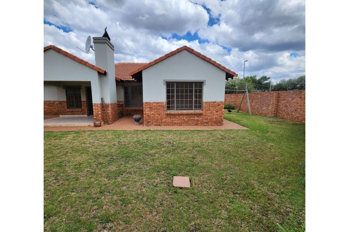 Beautiful 3-bedroom And 2-bath Townhouse At  Montana Tuine, Pretoria - Photo 2