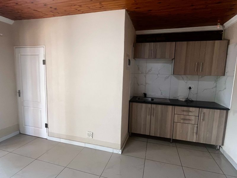 Spacious 1-bedroom And 1-bath Apartment In Kempton Park - Photo 3