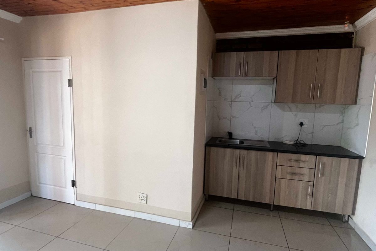 Spacious 1-bedroom And 1-bath Apartment In Kempton Park - Photo 3
