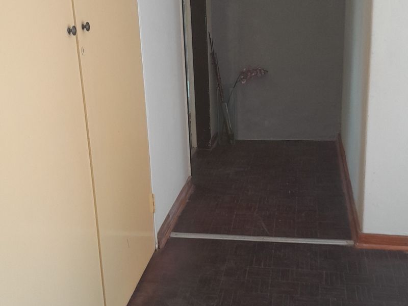 Secure Bachelor Apartment In Cromwell Road, Lombardy East - Photo 6