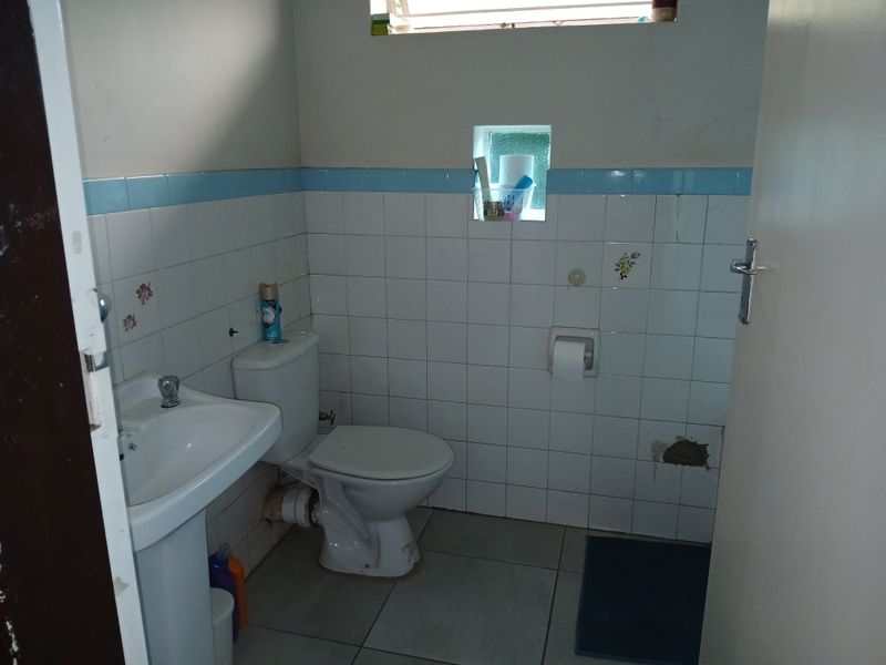 Secure Bachelor Apartment In Cromwell Road, Lombardy East - Photo 9
