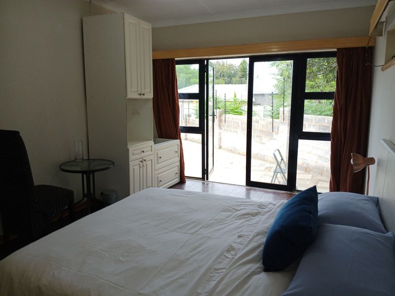 Secure Bachelor Apartment In Cromwell Road, Lombardy East - Photo 2