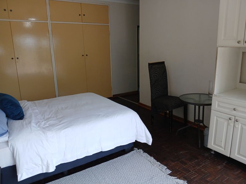 Secure Bachelor Apartment In Cromwell Road, Lombardy East - Photo 4