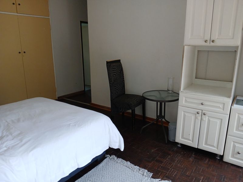 Secure Bachelor Apartment In Cromwell Road, Lombardy East - Photo 3