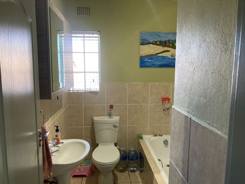 Secure 3-bedroom And 2-bath Apartment In Radiokop - Photo 8