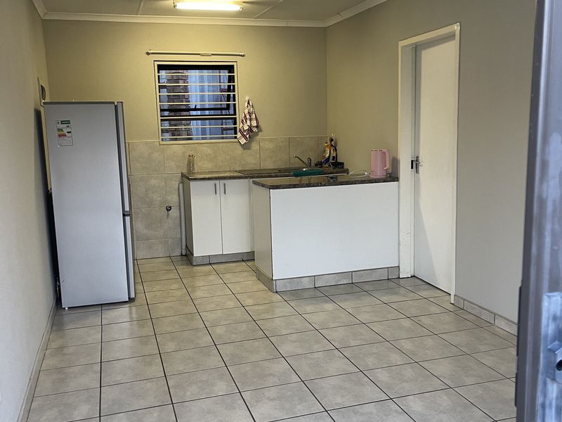 Spacious 1-bedroom And 1-bath Apartment In Glenvista - Photo 9