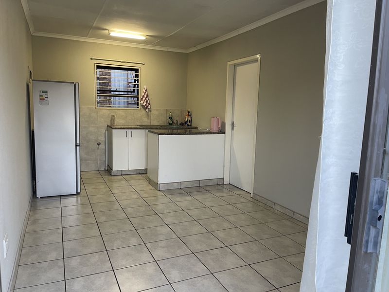 Spacious 1-bedroom And 1-bath Apartment In Glenvista - Photo 10