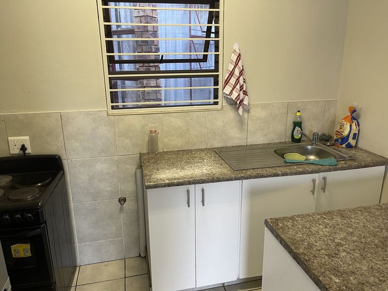 Spacious 1-bedroom And 1-bath Apartment In Glenvista - Photo 4