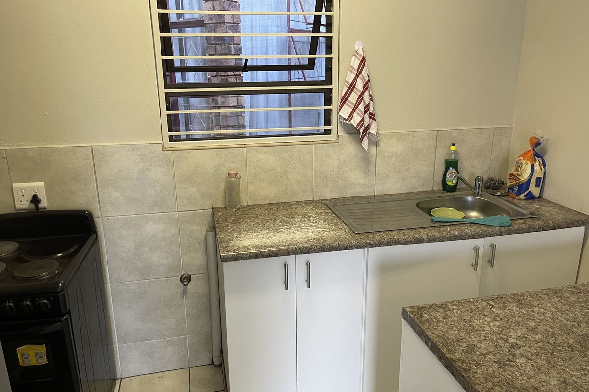 Spacious 1-bedroom And 1-bath Apartment In Glenvista - Photo 4