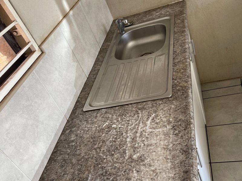 Spacious 1-bedroom And 1-bath Apartment In Glenvista - Photo 3