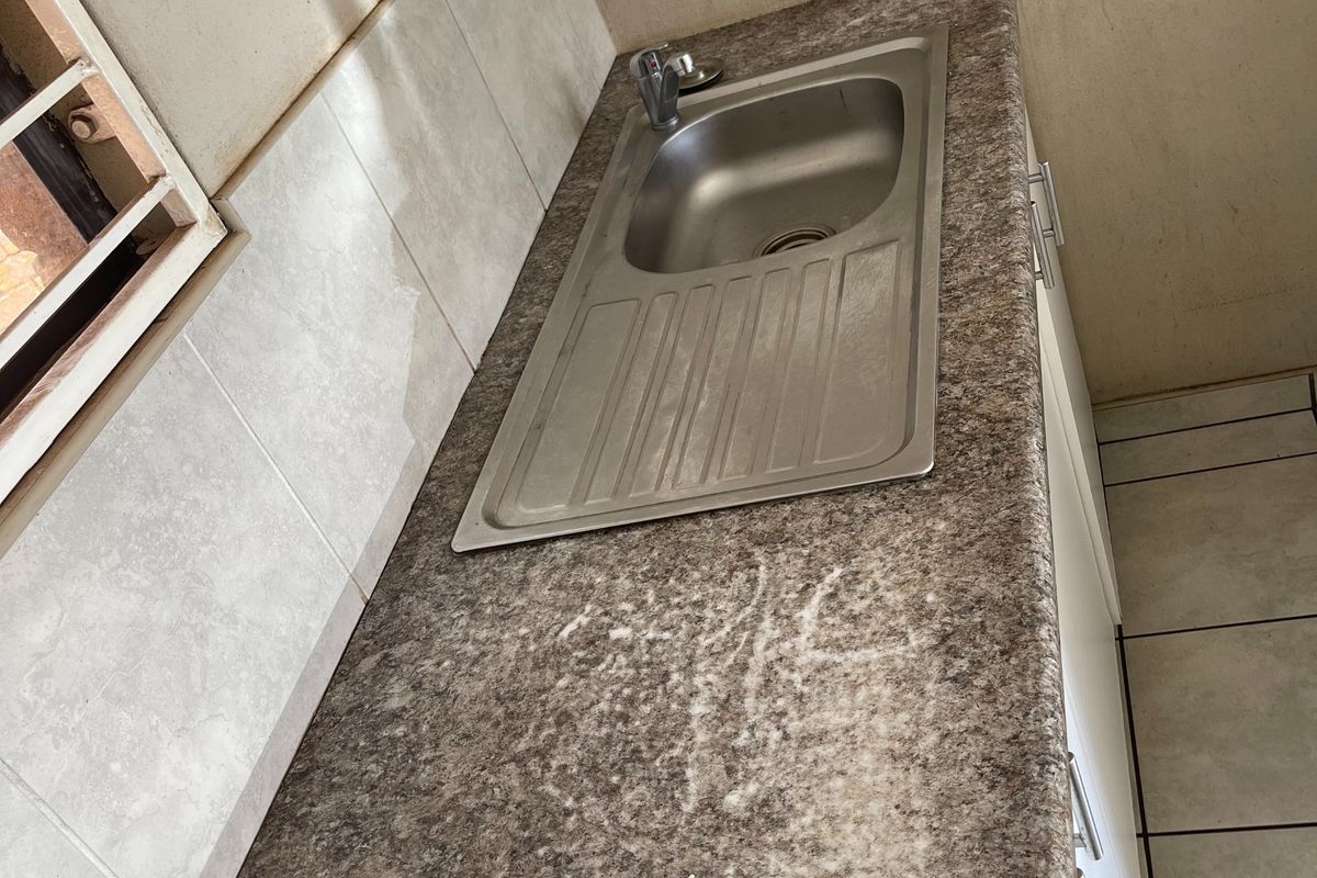 Spacious 1-bedroom And 1-bath Apartment In Glenvista - Photo 3