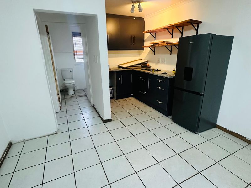 Secure 1-Bedroom And 1-Bathroom Apartment In Kempton Road - Photo 3