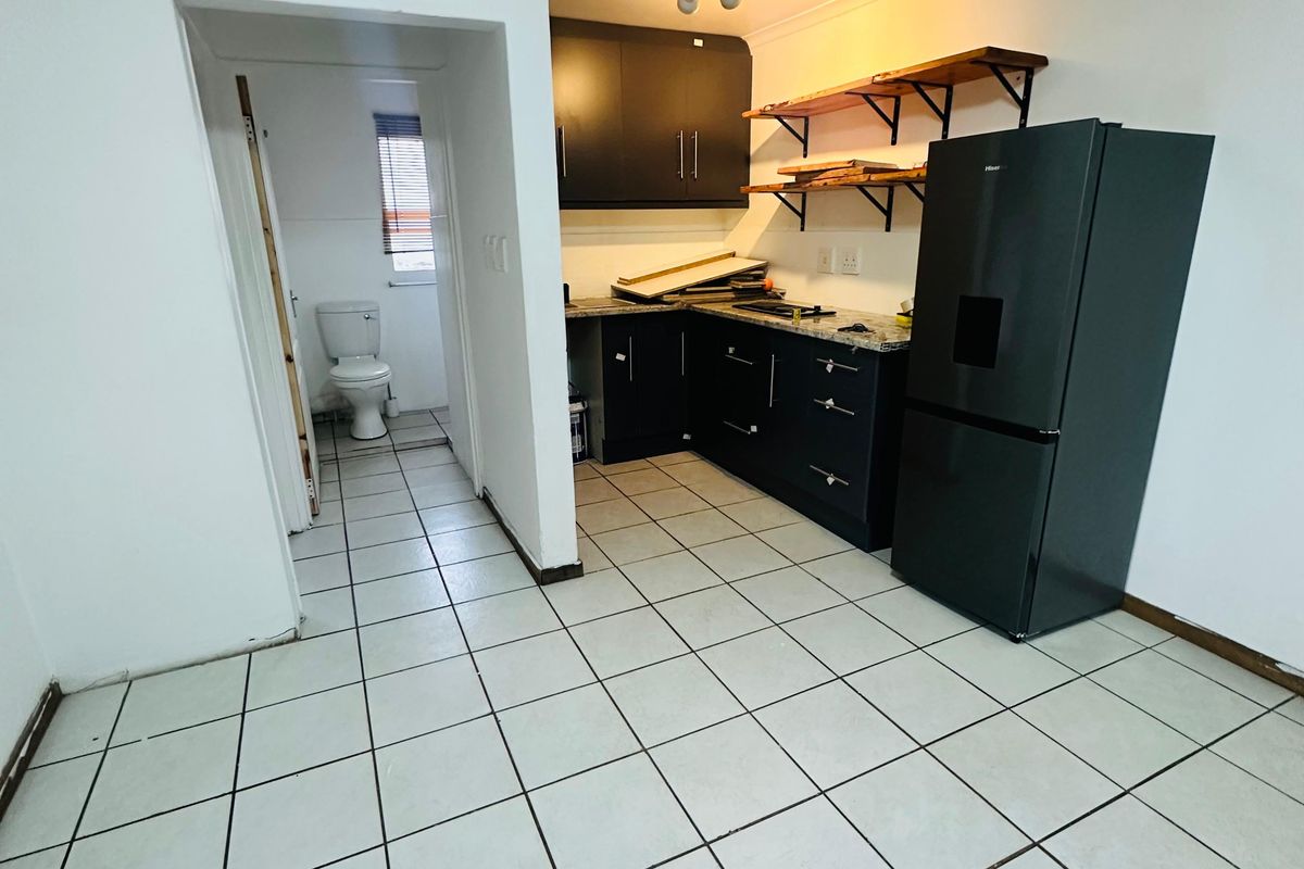 Secure 1-Bedroom And 1-Bathroom Apartment In Kempton Road - Photo 3