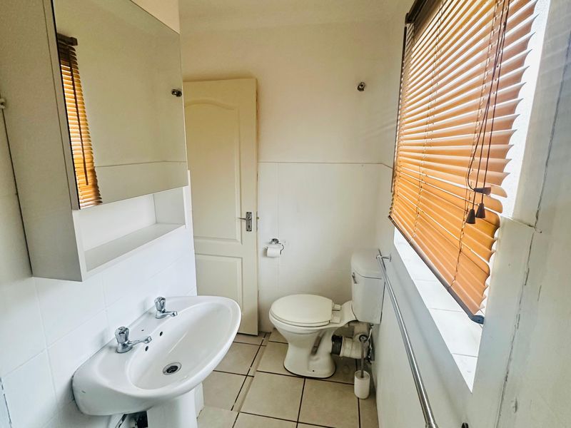 Secure 1-Bedroom And 1-Bathroom Apartment In Kempton Road - Photo 8