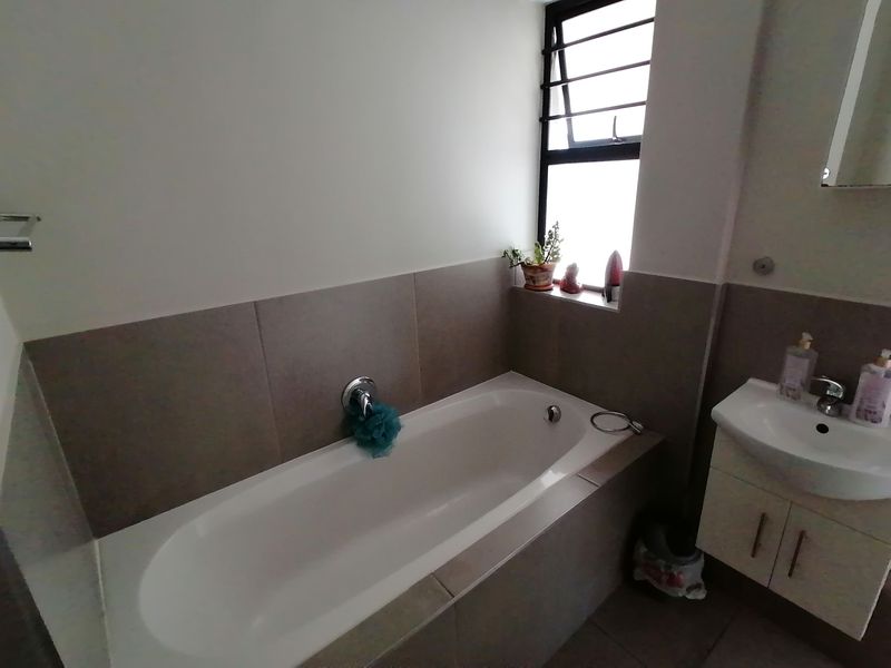 Secure 2-bedroom And 1-bathroom Apartment In Kuils River - Photo 9