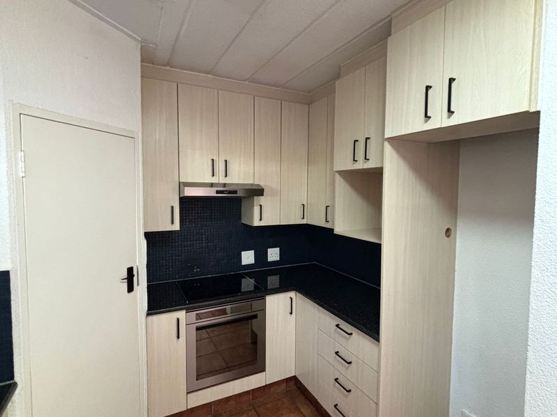 Secure 2-bedroom And 2-bathroom Townhouse In View Street, Rietvalleirand - Photo 6