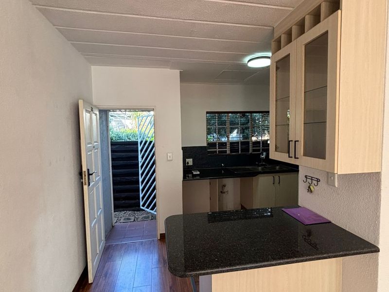 Secure 2-bedroom And 2-bathroom Townhouse In View Street, Rietvalleirand - Photo 4