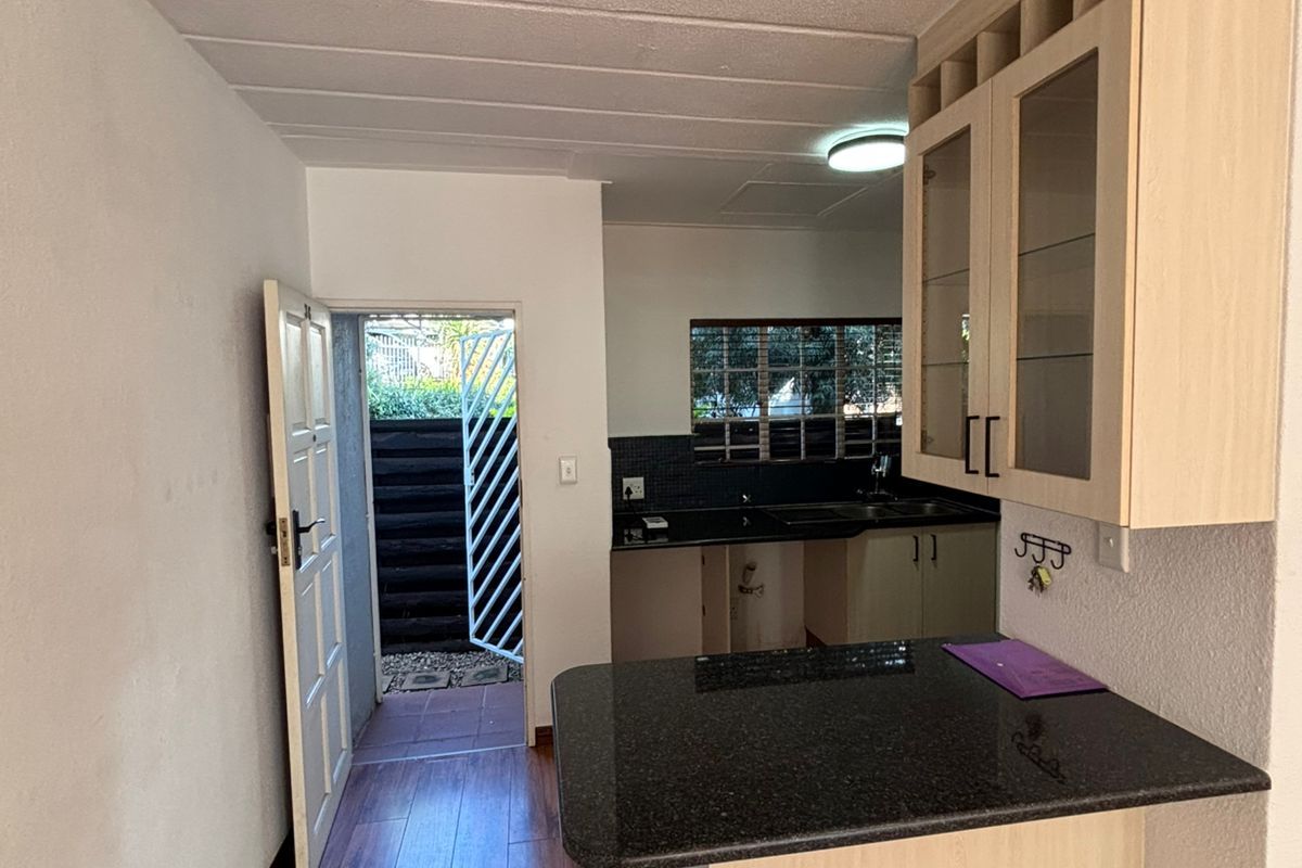 Secure 2-bedroom And 2-bathroom Townhouse In View Street, Rietvalleirand - Photo 4