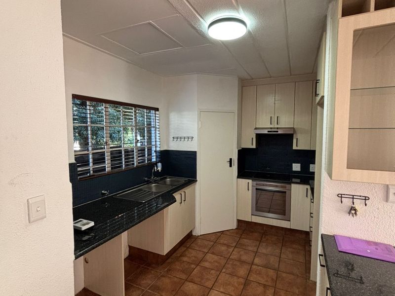 Secure 2-bedroom And 2-bathroom Townhouse In View Street, Rietvalleirand - Photo 5