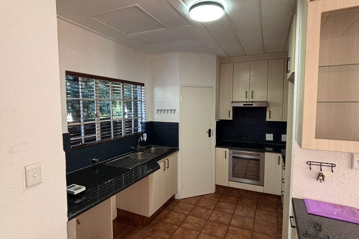 Secure 2-bedroom And 2-bathroom Townhouse In View Street, Rietvalleirand - Photo 5