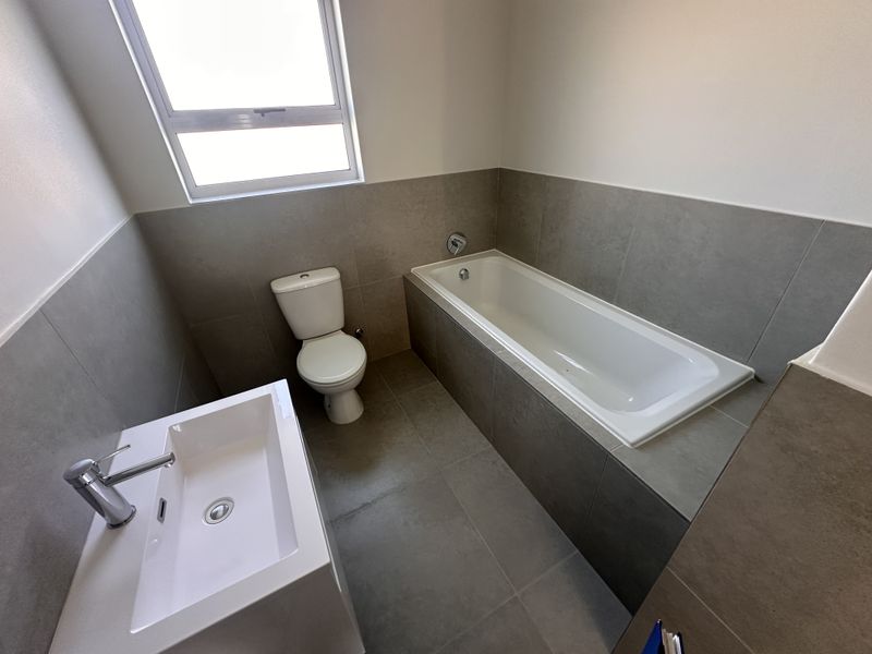 Brand Spanking New - 3 Bed, 2 Bath, First Floor Apartment, In Broadstone 24 Hour Security Estate,  Sunningdale, West Coast. - Photo 7