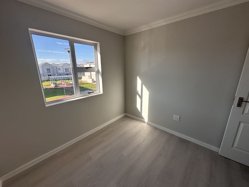 Brand Spanking New - 3 Bed, 2 Bath, First Floor Apartment, In Broadstone 24 Hour Security Estate,  Sunningdale, West Coast. - Photo 9