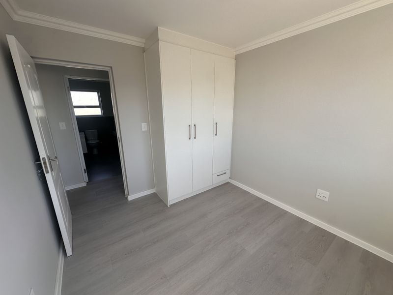 Brand Spanking New - 3 Bed, 2 Bath, First Floor Apartment, In Broadstone 24 Hour Security Estate,  Sunningdale, West Coast. - Photo 8