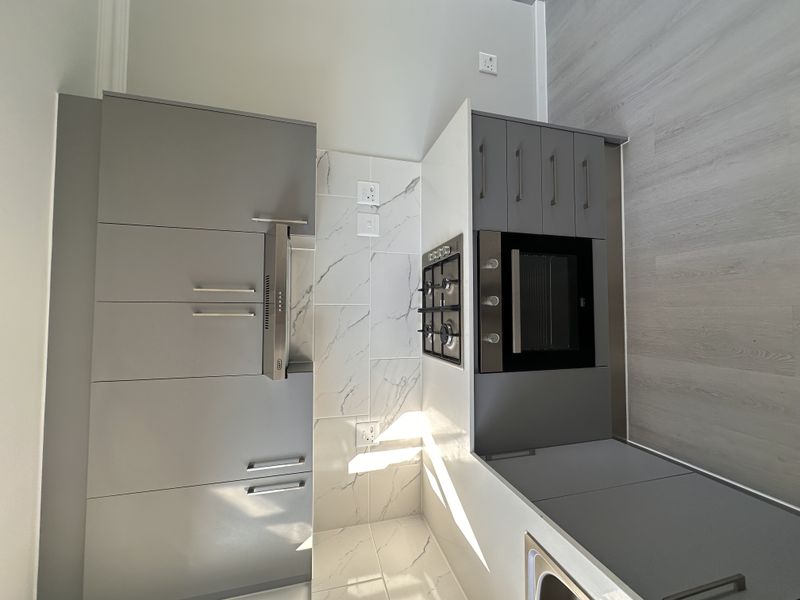 Brand Spanking New - 3 Bed, 2 Bath, First Floor Apartment, In Broadstone 24 Hour Security Estate,  Sunningdale, West Coast. - Photo 4