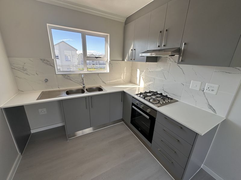 Brand Spanking New - 3 Bed, 2 Bath, First Floor Apartment, In Broadstone 24 Hour Security Estate,  Sunningdale, West Coast. - Photo 3
