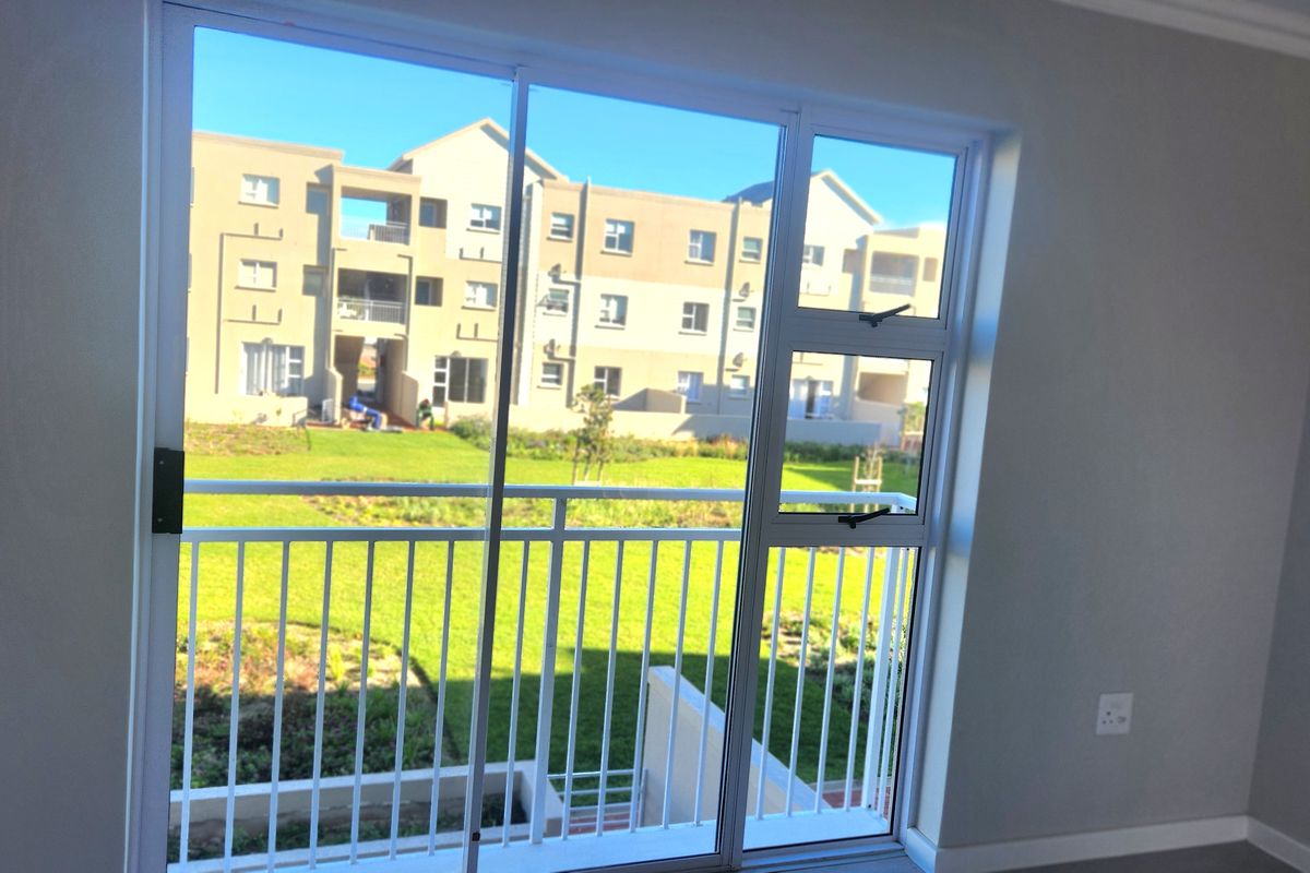 Brand Spanking New - 3 Bed, 2 Bath, First Floor Apartment, In Broadstone 24 Hour Security Estate,  Sunningdale, West Coast. - Photo 2