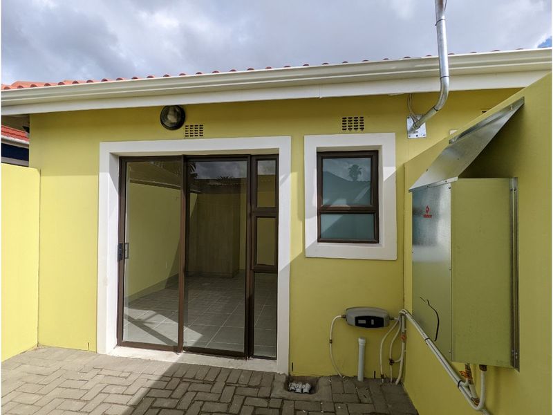Secure 1-bedroom And 1-bath With Private Court Yard In Parow Valley, Cape Town. - Photo 2