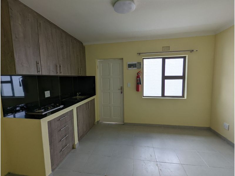 Secure 1-bedroom And 1-bath With Private Court Yard In Parow Valley, Cape Town. - Photo 3