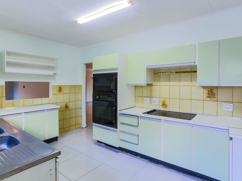 Secure 3-bedroom And 2-bathroom House In James Road, Olivedale - Photo 3