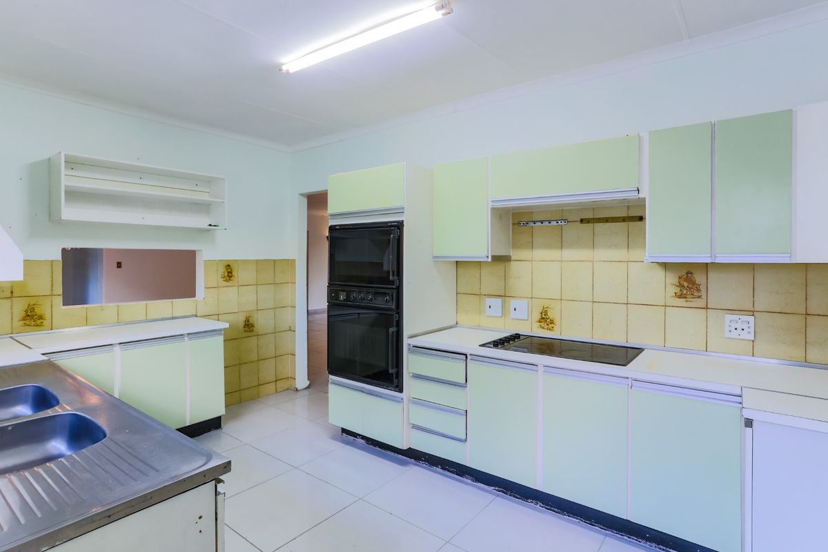 Secure 3-bedroom And 2-bathroom House In James Road, Olivedale - Photo 3