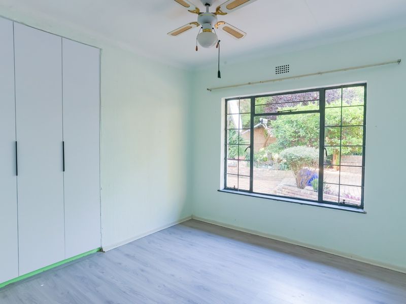 Secure 3-bedroom And 2-bathroom House In James Road, Olivedale - Photo 9