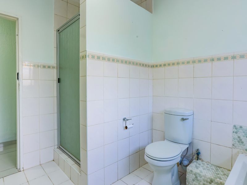 Secure 3-bedroom And 2-bathroom House In James Road, Olivedale - Photo 10