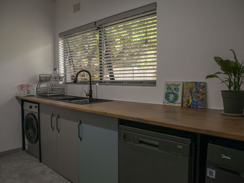 Lovely Family 3-Bedroom And 2-Bathroom Home - Photo 6