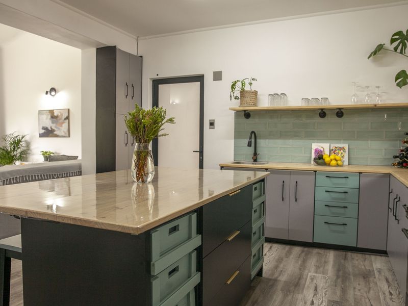 Lovely Family 3-Bedroom And 2-Bathroom Home - Photo 3