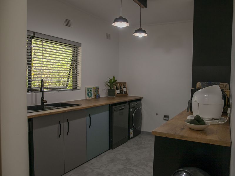 Lovely Family Home with Separate Office - Photo 4