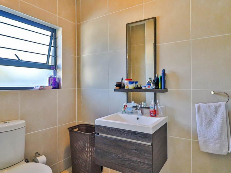 Modern 3-Bedroom And 2-Bathroom Apartment Ideal For Families - Photo 9