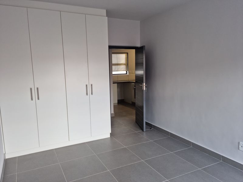 Secure 2-bedroom And 1-bath Apartment In Parow - Photo 6