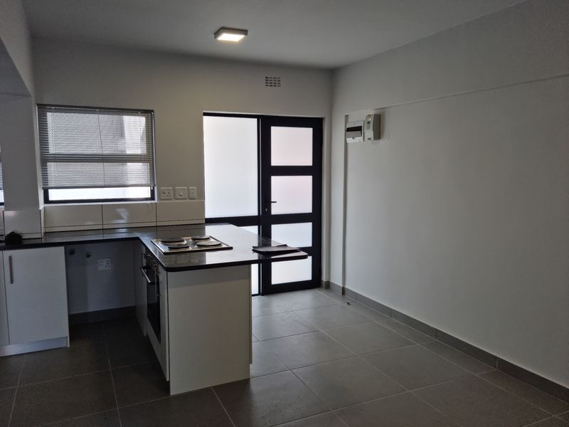 Secure 2-bedroom And 1-bath Apartment In Parow - Photo 2