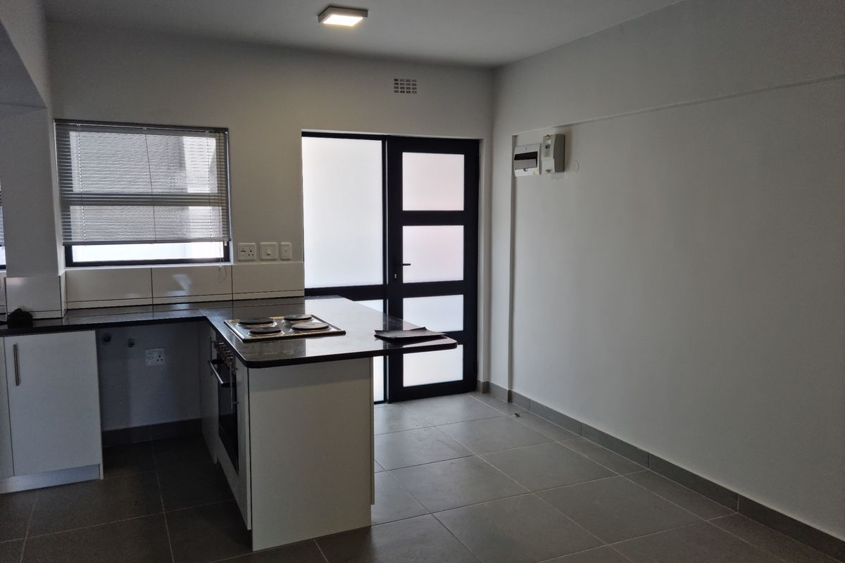 Secure 2-bedroom And 1-bath Apartment In Parow - Photo 2