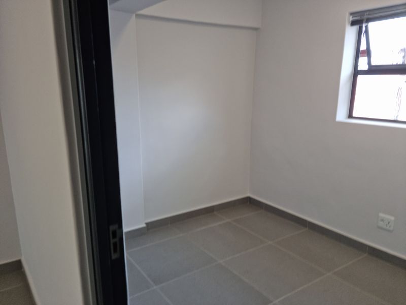 Secure 2-bedroom And 1-bath Apartment In Parow - Photo 5