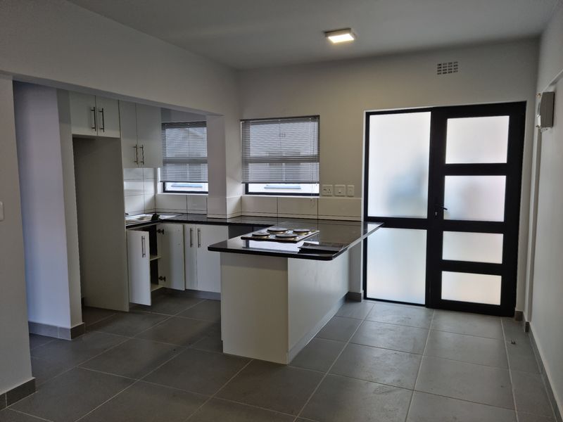 Secure 2-bedroom And 1-bath Apartment In Parow - Photo 3